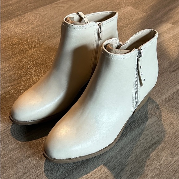 Arizona Jean Company Cream Ankle Booties - Picture 2 of 6